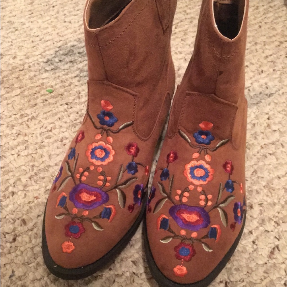Women’s booties! Size 8! Only worn once.